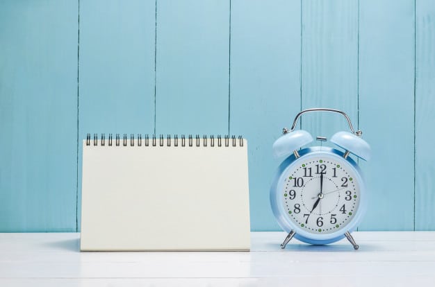 blank-desk-calender-with-vintage-alarm-clock
